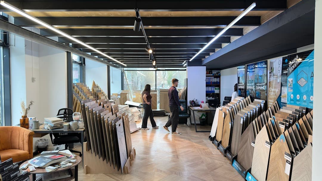 Интерьер шоурума iPol с образцами материалов